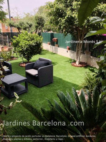 Disseny, projecte i execuci de jard particular a Badalona, Barcelona. Gespa artificial, vorades i parterres, plantes i arbres, escocells, mobiliari i reg. Jardiners amb experincia, jardineria qualificada.