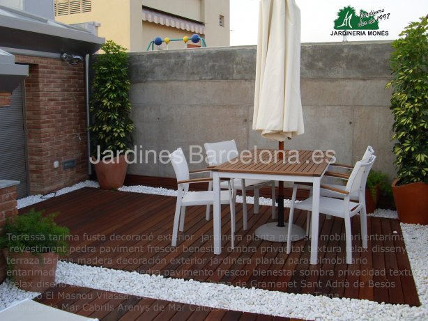 terraza tarima madera decoracin exterior jardinera planta parasol mobiliario entarimado revestimiento piedra pavimento frescor bienestar sombra privacidad textura relax diseo Badalona Barcelona Santa Coloma de Gramenet Sant Adri de Bess Matar El Masn