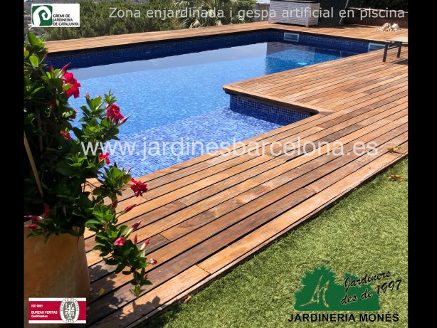 Espai enjardinat i gespa artificial en zona de piscina