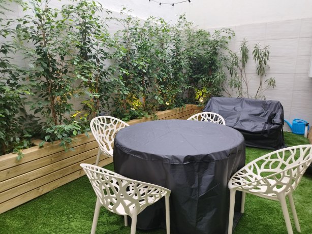 A Jardineria Mons, treballem en la naturalitzaci de terrasses interiors, utilitzant materials naturals i vegetaci que aporten calidesa i serenitat a aquests espais. Creiem que la combinaci de fusta, pedra i plantes adequades pot transformar completame